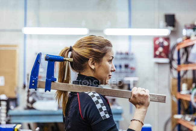 Woman working in mechanical workshop — Stock Photo