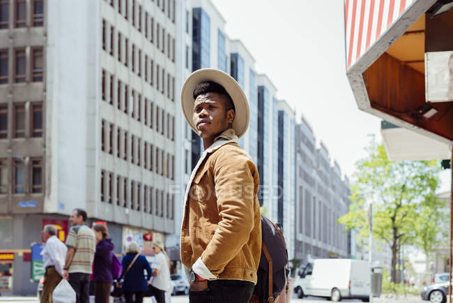 Homem negro de pé na cidade — Fotografia de Stock