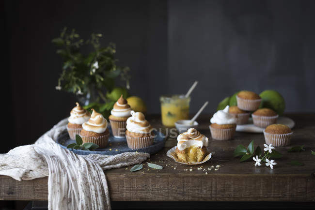 Süße Cupcakes mit Baiser — Stockfoto