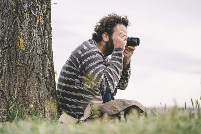 Чоловічий фотожурналіст фотографують — стокове фото