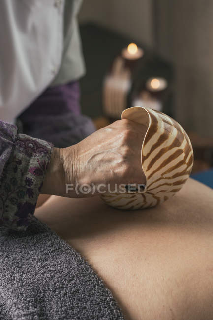 Terapista che fa massaggio orientale — Foto stock