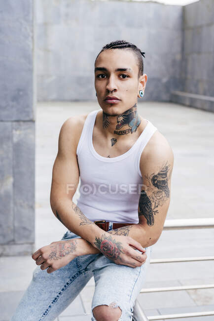 Trendy hipster with colorful tattoos — Stock Photo