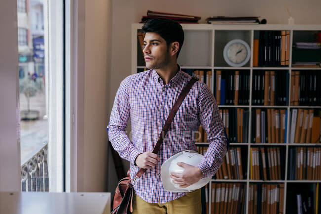 Schöner junger Mann schaut im Büro weg — Stockfoto