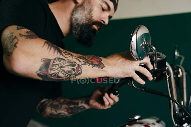 Repairman screwing handlebar — Stock Photo