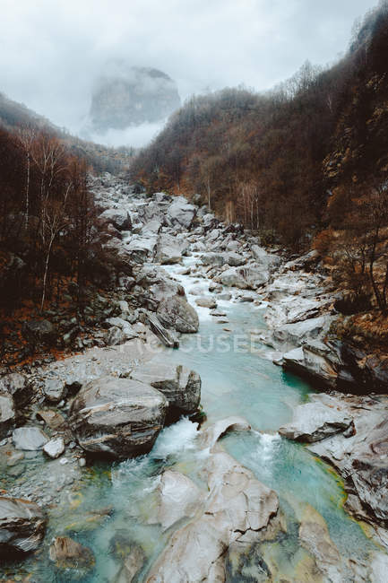 Río azul que fluye en rocas - foto de stock