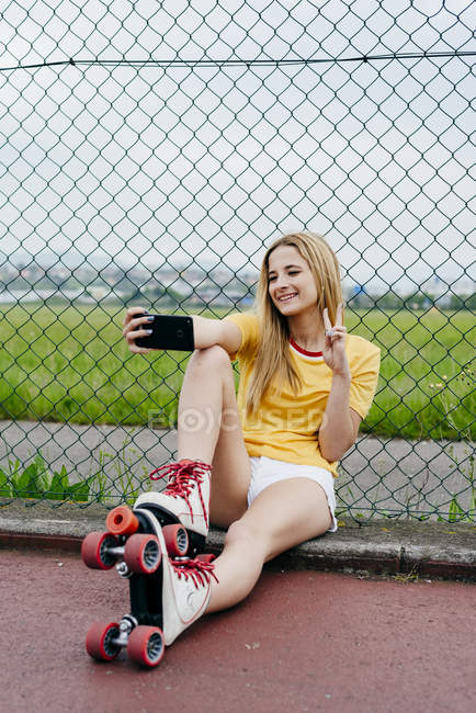 Adolescente usando patines de ruedas - foto de stock