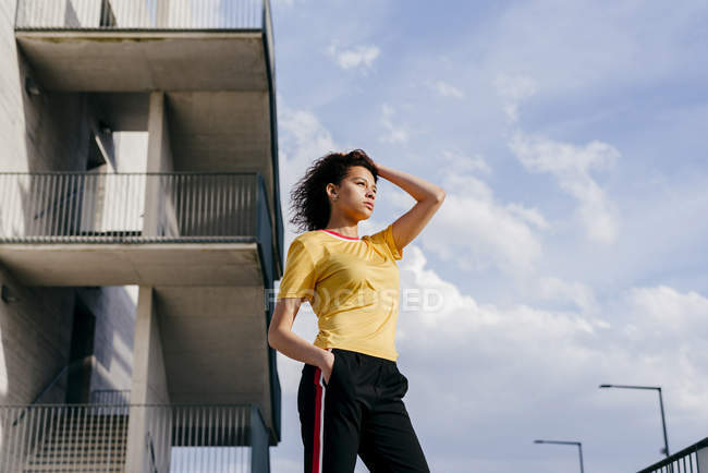 Femme sportive debout devant le bâtiment — Photo de stock