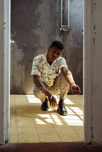 Homme posant dans loft — Photo de stock