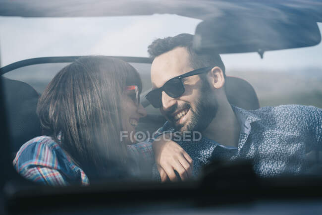 Homem e mulher viajam em carro conversível. — Fotografia de Stock