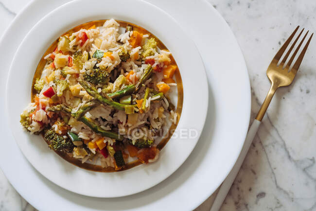 Рис Басматі з відвареними овочами, на білому мармуровому столі — стокове фото
