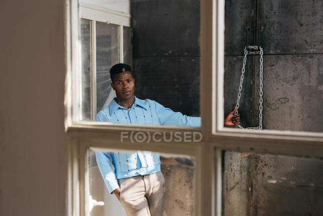 Мужчина, выглядывающий в грязное окно — стоковое фото