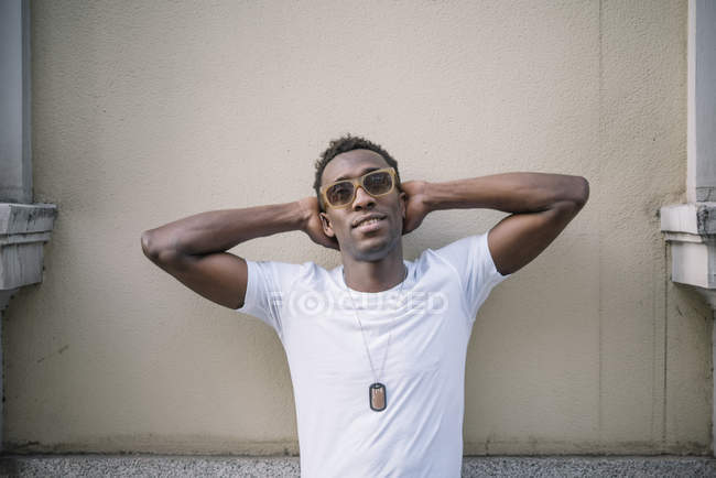 Homem vestindo camisa branca e óculos de sol — Fotografia de Stock
