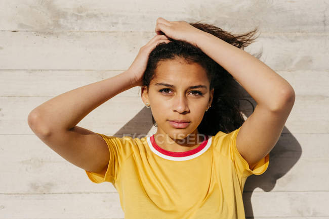 Fit woman setting hair — Stock Photo