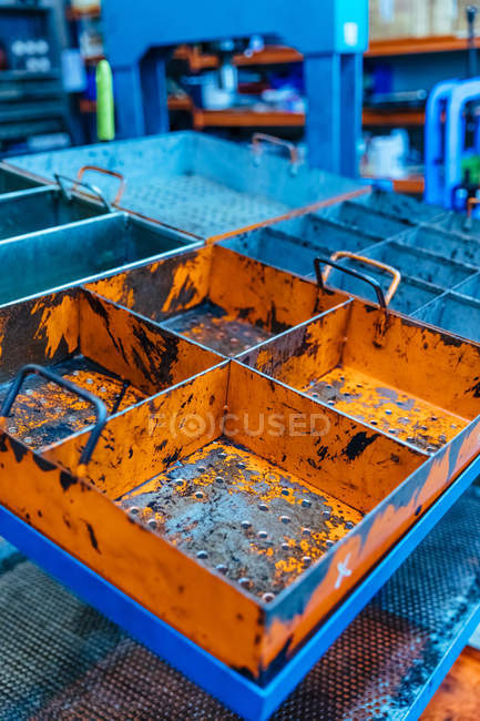 Équipements métalliques en atelier mécanique — Photo de stock