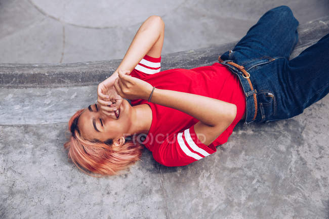 Femme riante couchée sur le sol — Photo de stock