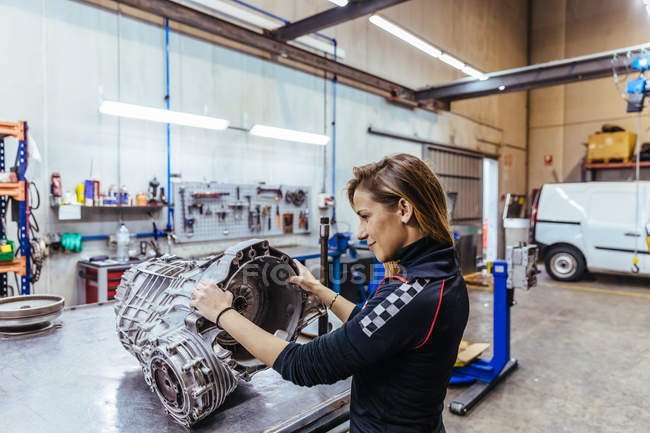 Frau arbeitet in mechanischer Werkstatt — Stockfoto