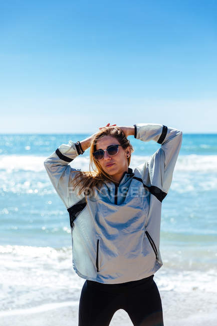 Frau mit Brille steht am Strand — Stockfoto