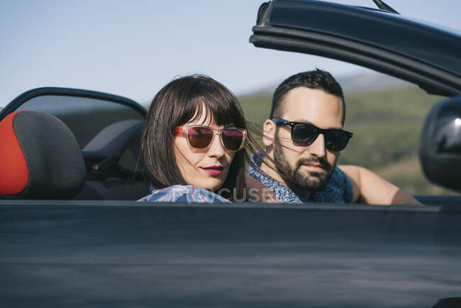 Viaggio uomo e donna in auto cabriolet. — Foto stock