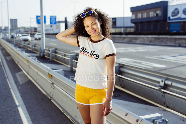 Adolescente de pie en la carretera - foto de stock