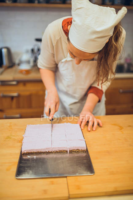 Koch schneidet Nachtisch — Stockfoto