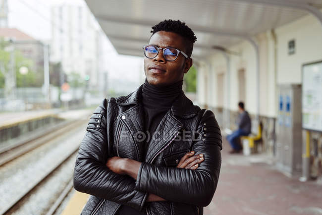 Homem negro em pé na plataforma — Fotografia de Stock
