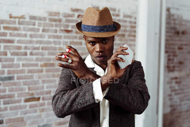 Man showing cards and dices — Stock Photo