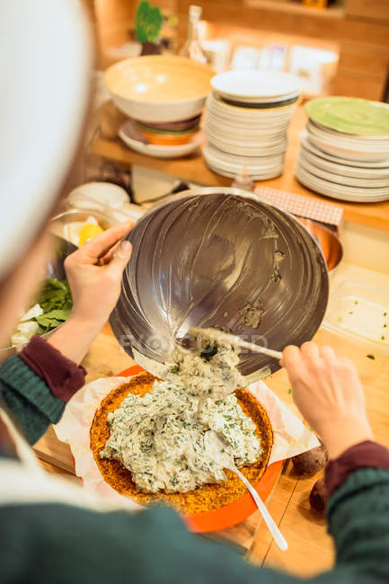 Приготувати покласти соус на тарілку — стокове фото