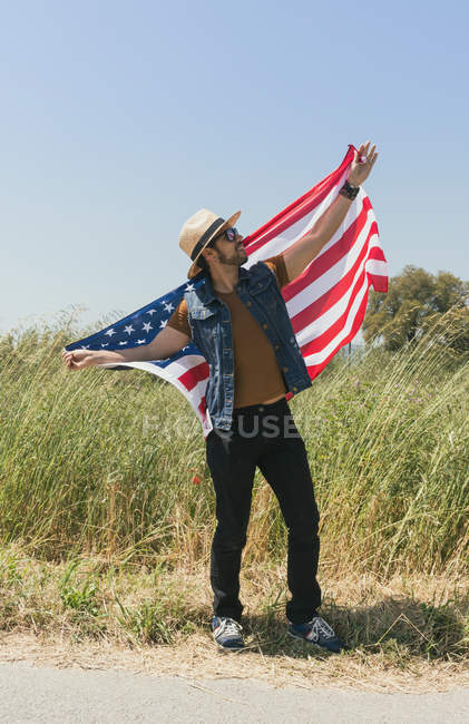 Чоловік стоїть з американським прапором. — стокове фото
