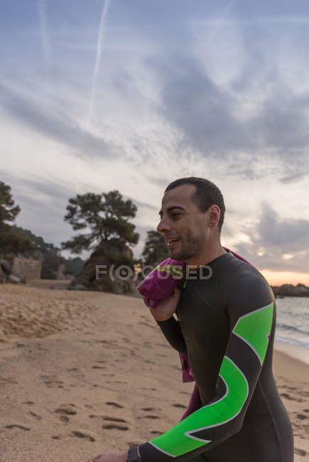 Triatleta andando na praia de areia — Fotografia de Stock
