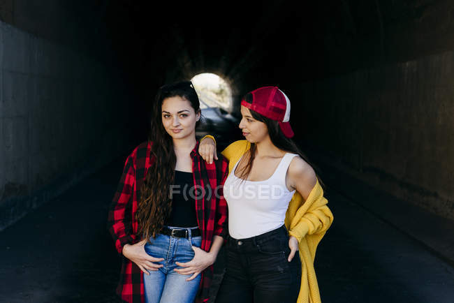 Женщины, стоящие в подземке — стоковое фото