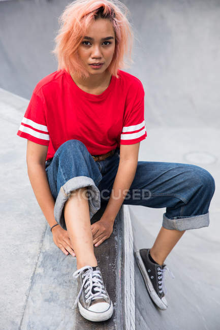 Woman sitting on ramp edge — Stock Photo