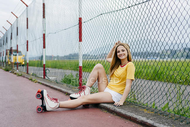 Adolescent fille portant des patins à roulettes — Photo de stock
