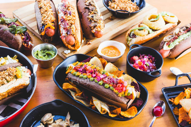 Verschiedene Hot Dogs serviert — Stockfoto
