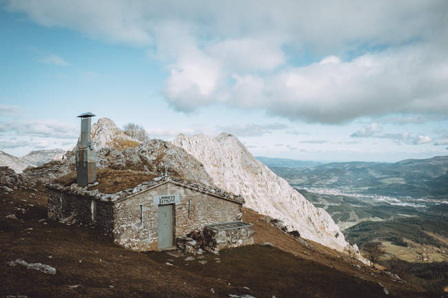 Remote house in mountains ridge — Stock Photo