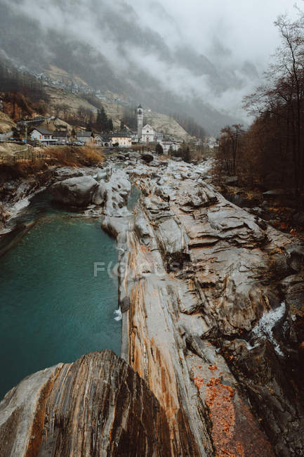 Rivière et petite ville en montagne — Photo de stock