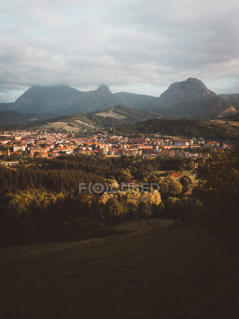 Vue pittoresque de la ville en montagne — Photo de stock