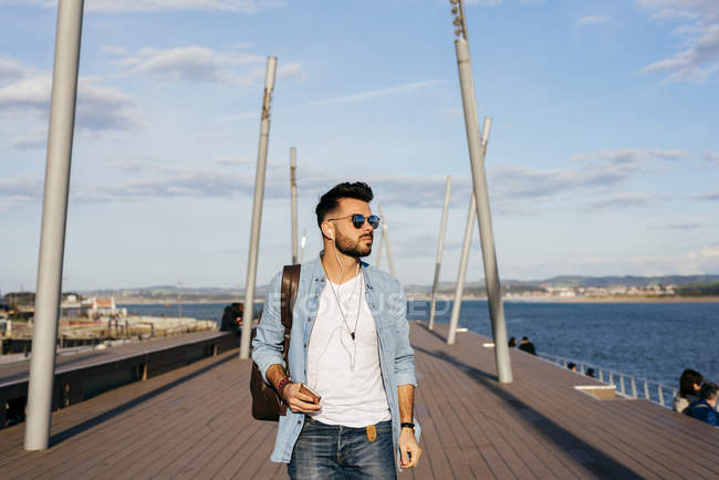 Homme à la mode se promener sur le front de mer — Photo de stock