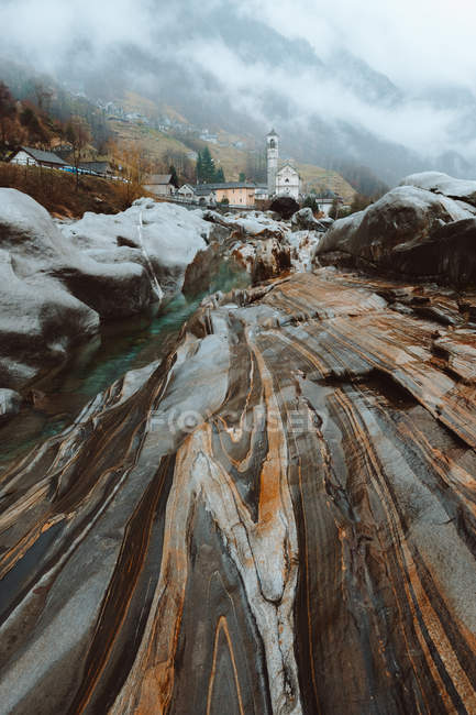 Pequeno rio e pedras molhadas — Fotografia de Stock