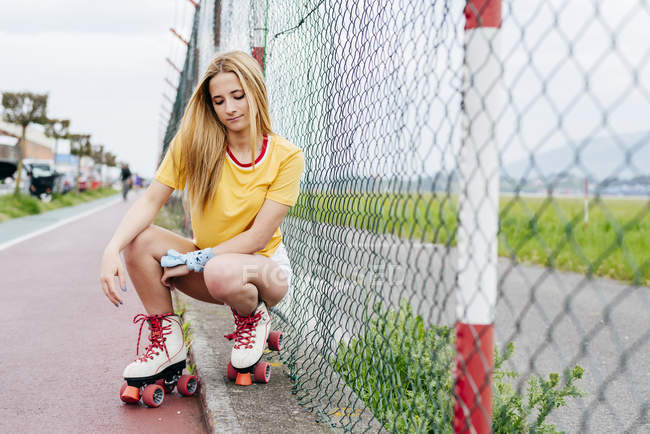 Девушка-подросток на роликовых коньках — стоковое фото