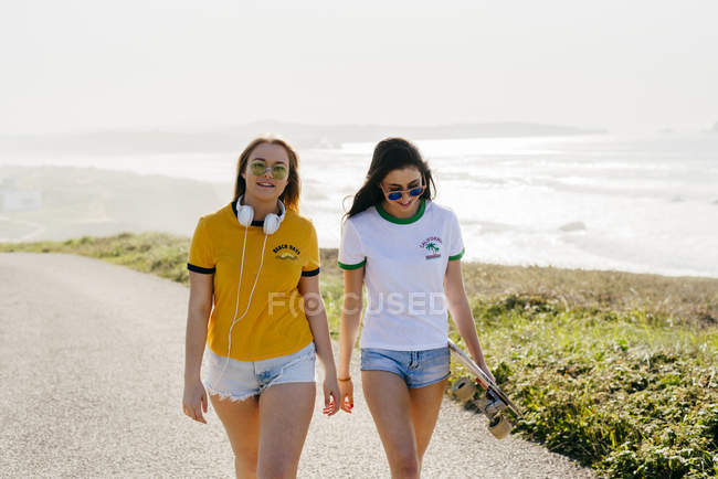 Meninas adolescentes passeando na costa — Fotografia de Stock