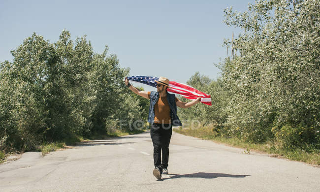 Homem com bandeira americana — Fotografia de Stock
