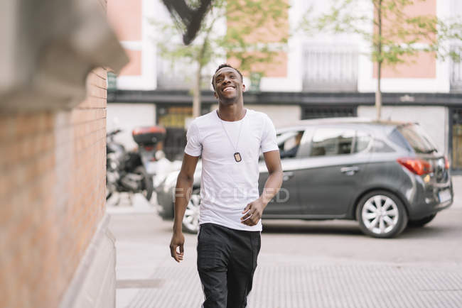 Mann in weißem Hemd läuft auf Straße — Stockfoto