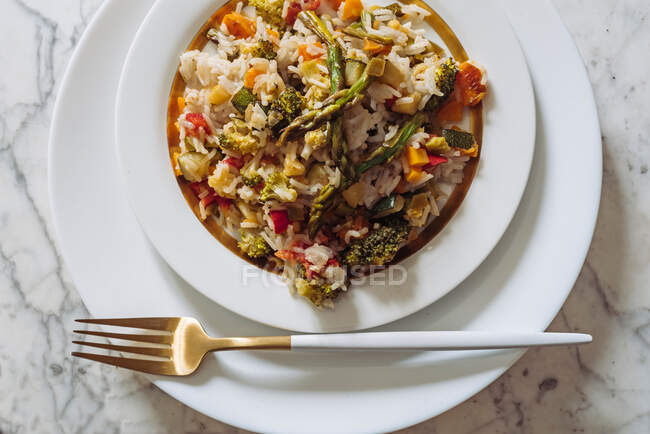 Рис Басматі з відвареними овочами, на білому мармуровому столі — стокове фото