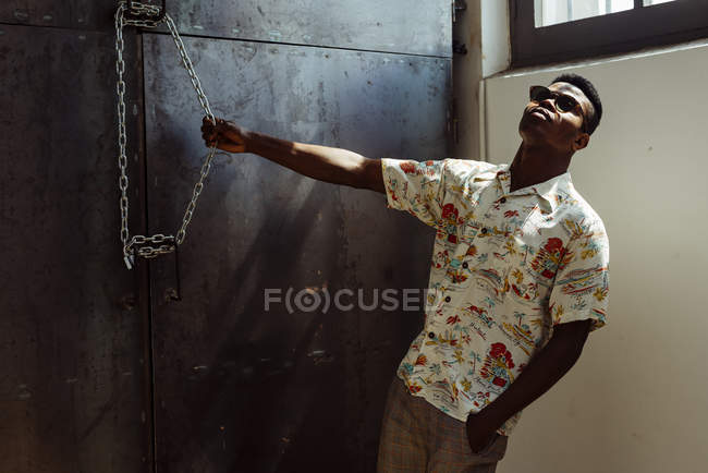Elegante homem agarrando cadeia — Fotografia de Stock