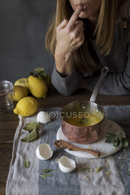 Женщина пробует лимонный творог — стоковое фото