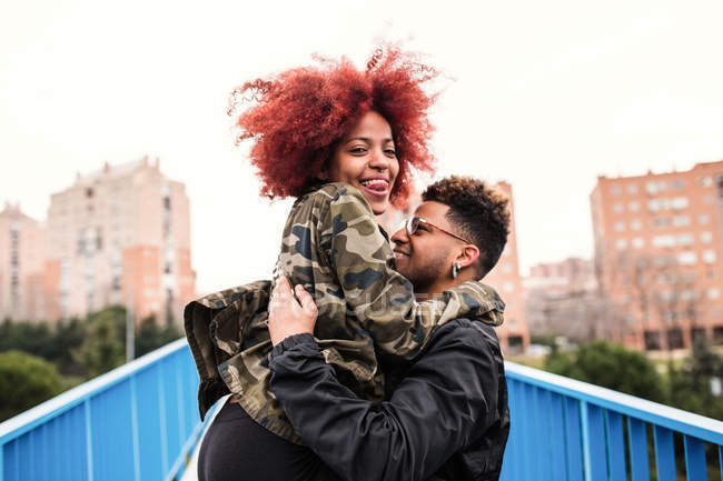 Jovem casal abraçando na ponte — Fotografia de Stock