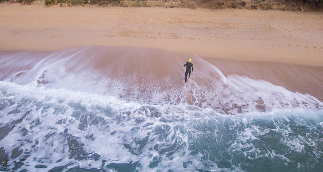 Triatleta correndo no mar — Fotografia de Stock