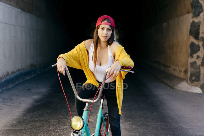 Femme assise sur le vélo — Photo de stock