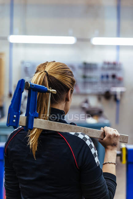 Mujer trabajando en taller mecánico - foto de stock