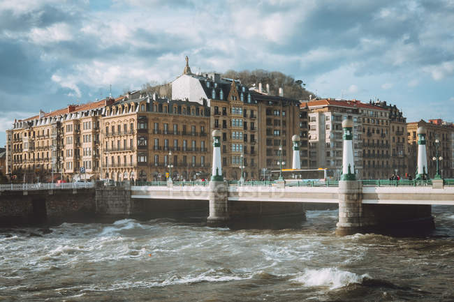 Stadt am Wasser und traditionelle Architektur — Stockfoto